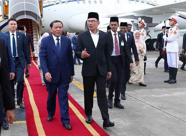 Malaysian PM begins visit to Vietnam